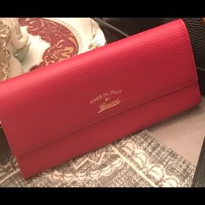 Authentic Gucci wallet brand new.